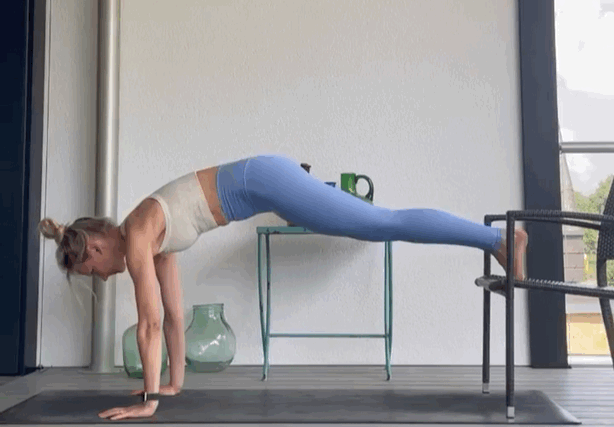 yoga sur chaise senior : Planche Inclinée avec Rotation Croisée des Genoux
