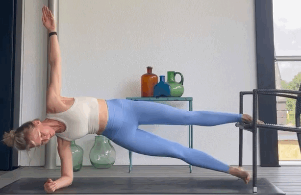 yoga sur chaise : Élévation Latérale de Jambe en Planche avec Appui sur Chaise