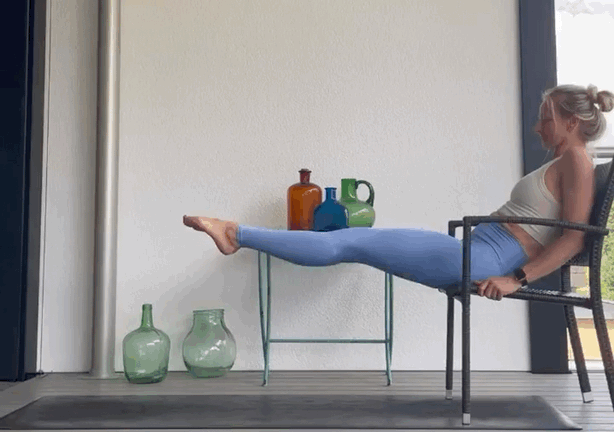 yoga sur chaise: Levées de Jambes Assis sur Chaise