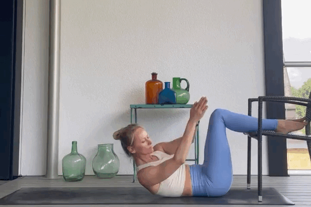 yoga sur chaise débutant : Pont avec Support de Chaise